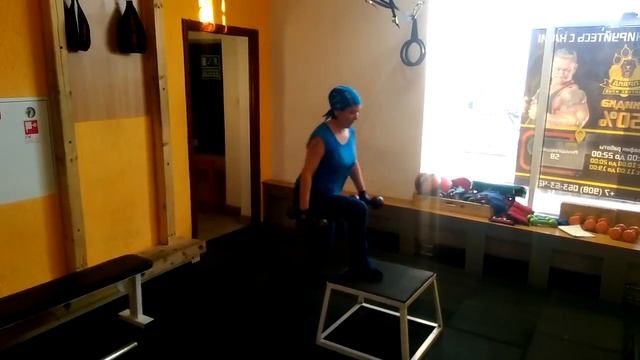 заход на платформу с гантелями в руках смотреть онлайн