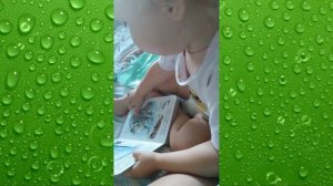 Маленькая Кира читает книгу