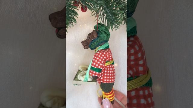 Арт. ТФ162  Новогодняя игрушка из фарфора и текстиля «Медведь булочник»