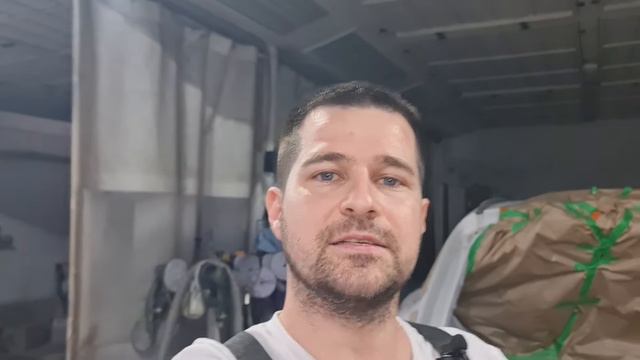 Маляр наносит лак сразу на металл без грунта. Если эту работу выполнить не правильно - лак облезет!