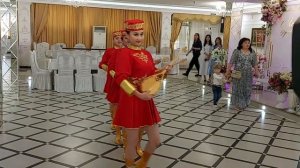 Красивый казахский танец с домброй