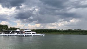 "Забеременев ты стала похожа на слона, а я хочу красивую жену" - сказал муж уходя к любовнице.