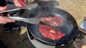 СТЕЙКИ из ЛОСЯТИНЫ / 2 ВАРИАНТА ПРИГОТОВЛЕНИЯ: КАКОЙ ЛУЧШЕ?