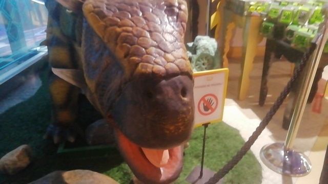 Динозавр в Детском мире смотреть онлайн