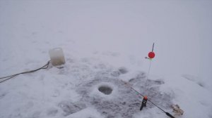 Первая зимняя рыбалка на жерлицы по первому льду. Первые щуки. Открытие сезона.