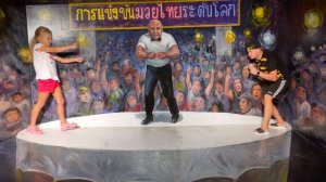 Алиса играет в НЕОБЫЧНОЙ КОМНАТЕ ИЛЛЮЗИЙ ! Alice is playing in the UNUSUAL ROOM OF ILLUSIONS!