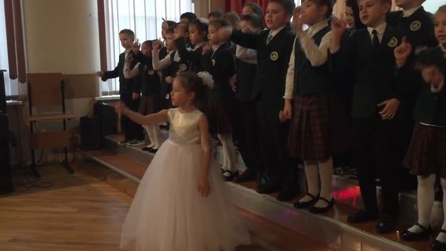 Замела метелица город мой! Дети поют хором! Школа 1208!