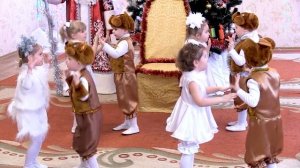 Танец малышей на новогоднем утреннике в саду 391