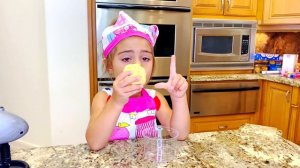 Мия как мама готовит вкусный завтрак для Насти и Артема