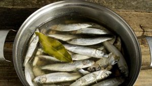 Как вкусно солить мойву