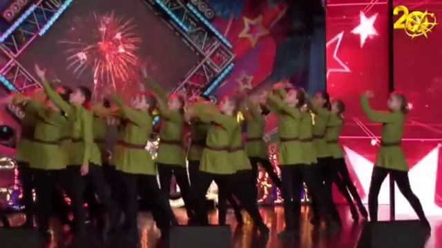 На сцена Шуваров Иван - молодой ведущий. Конферансье