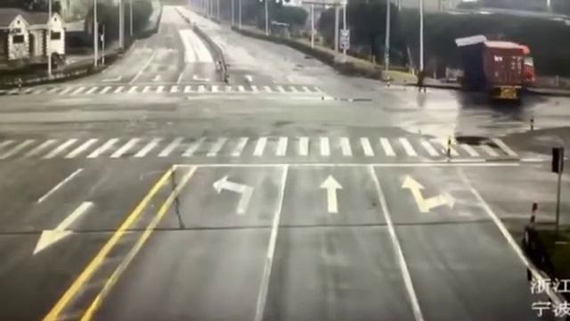 В прямом смысле убежал от смерти ?В Китае водитель фуры с железнодорожными контейнерами не справилс смотреть онлайн