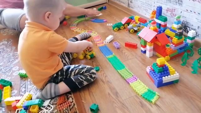 Замок из конструктора. Как построить замок для зверей. смотреть онлайн