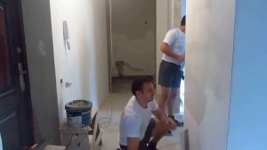 Как нанести второй слой шпатлевки на стену