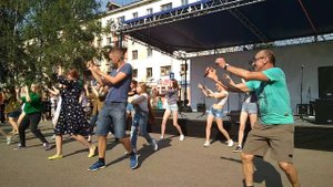 Дядечка танцует с молодежью :) День Республики 22 августа 2017г. Сыктывкар