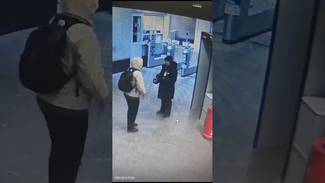 сотрудник Службы безопасности метро одета не по форме.