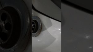 Способ очистки утюга:лимонная кислота + теплая вода ,залить в утюг ,нажать на кнопку подача пара