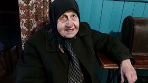 БАБУШКА КЛАВА ПРИВЫКЛА ДЕЛАТЬ ВСЕ САМА, А ЕЙ 90 ЛЕТ.