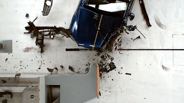 2017 Mercedes-Benz GLC driver-side small overlap IIHS crash test смотреть онлайн