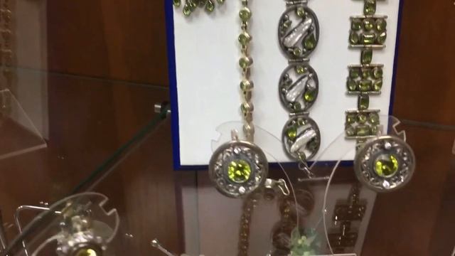 Дизайнерские украшения с натуральными камнями в Белгороде. Ювелирные украшения с хризолитом.