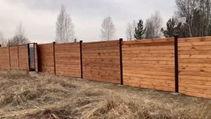 Забор из косого планкена на деревянных столбах
