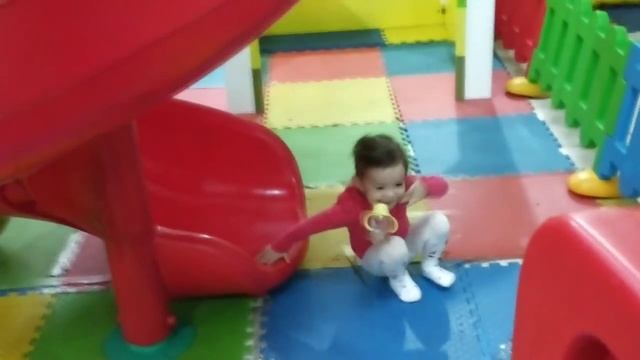 Детская площадка, качели, лабиринт, шарики, игровой зал, горки смотреть онлайн