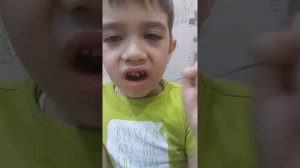 Сам выдернул зуб ниткой