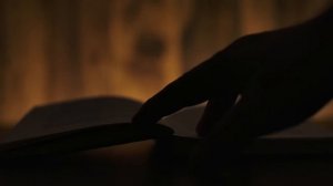 Спеша на ферму, тракторист дал ключи от дома бродяжке с малышом… А вернувшись, заглянул в окно и…