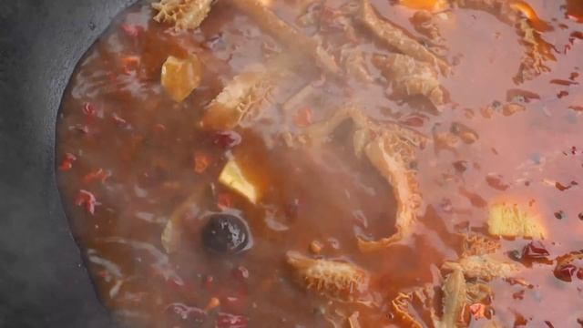 4個鹿腰2斤毛肚，老弟腰肚合煮，辣椒爆炒，哥倆大口拌飯吃，真叫一個爽！ 【鐵鍋視頻】 смотреть онлайн