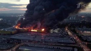 Пожар на окраине Москвы - пламенем полностью охвачен торговый комплекс "Синдика"
