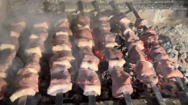 На мангале сочная, мягкая , безумно вкусная говяжья печень с салом эпизод №1606 смотреть онлайн