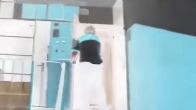 Дед упал с лестницы in G Major 1 смотреть онлайн