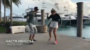 Настя Ивлеева танцует.