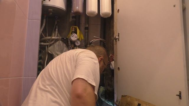 Великая и ужасная канализация. Замена треснувшей чугунной муфты.