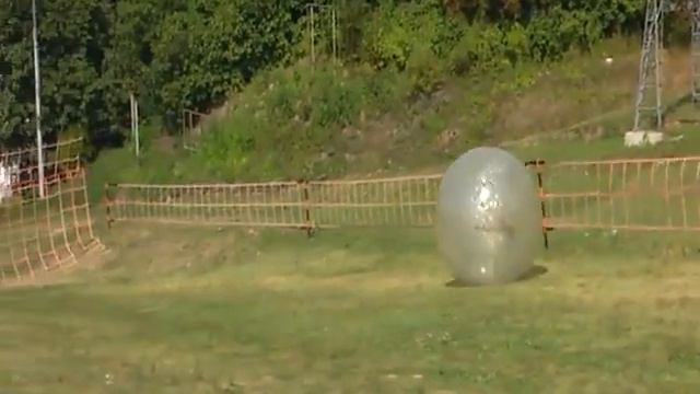 Девушка в шаре...))) \ ЗОРБИНГ на jumper-shop.ru смотреть онлайн