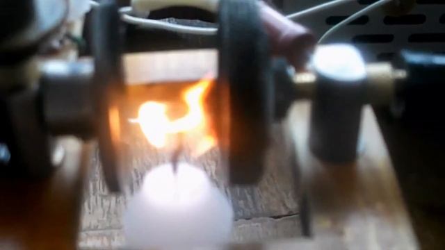 Что будет если 20 000 Вольт пустить через огонь? смотреть онлайн