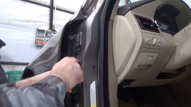 Ремонт петель водительской двери. Volvo S80 II. Процедура и особенности. смотреть онлайн