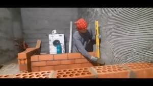 Женщина сама строит дом для своей семьи