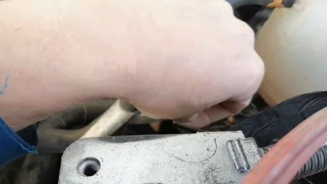 Замена антифриза на Рено Дастер. Прогретый двигатель. смотреть онлайн