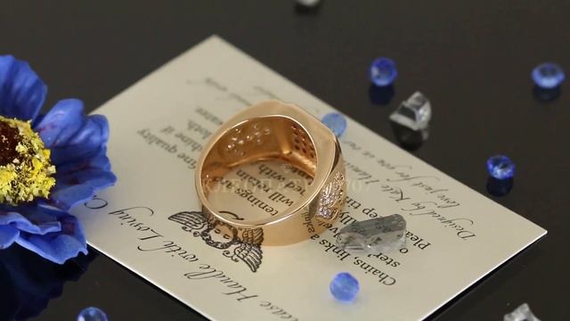 Стильное кольцо - печатка с фианитами, покрытое золотом смотреть онлайн