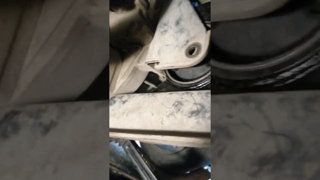 Mitsubishi carisma. Замена передней подушки двигателя. смотреть онлайн
