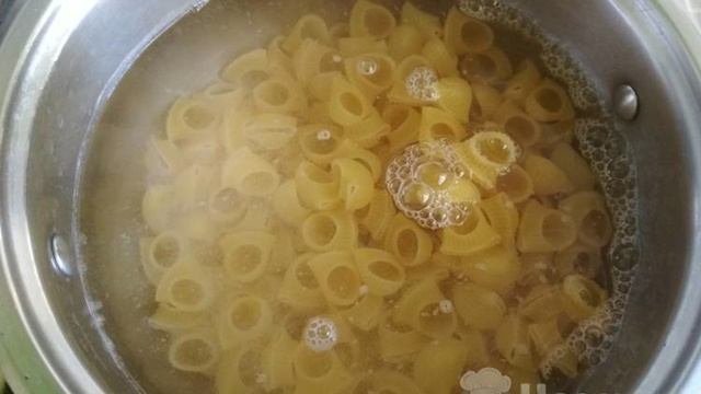 Макароны с вареным яйцом и сыром