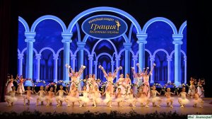 Вальс цветов из балета П. Чайковского «Щелкунчик». Исполняет балетная студия «Грация»