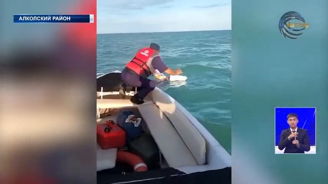 На озере Алаколь спасен мужчина унесённый ветром на надувном матрасе