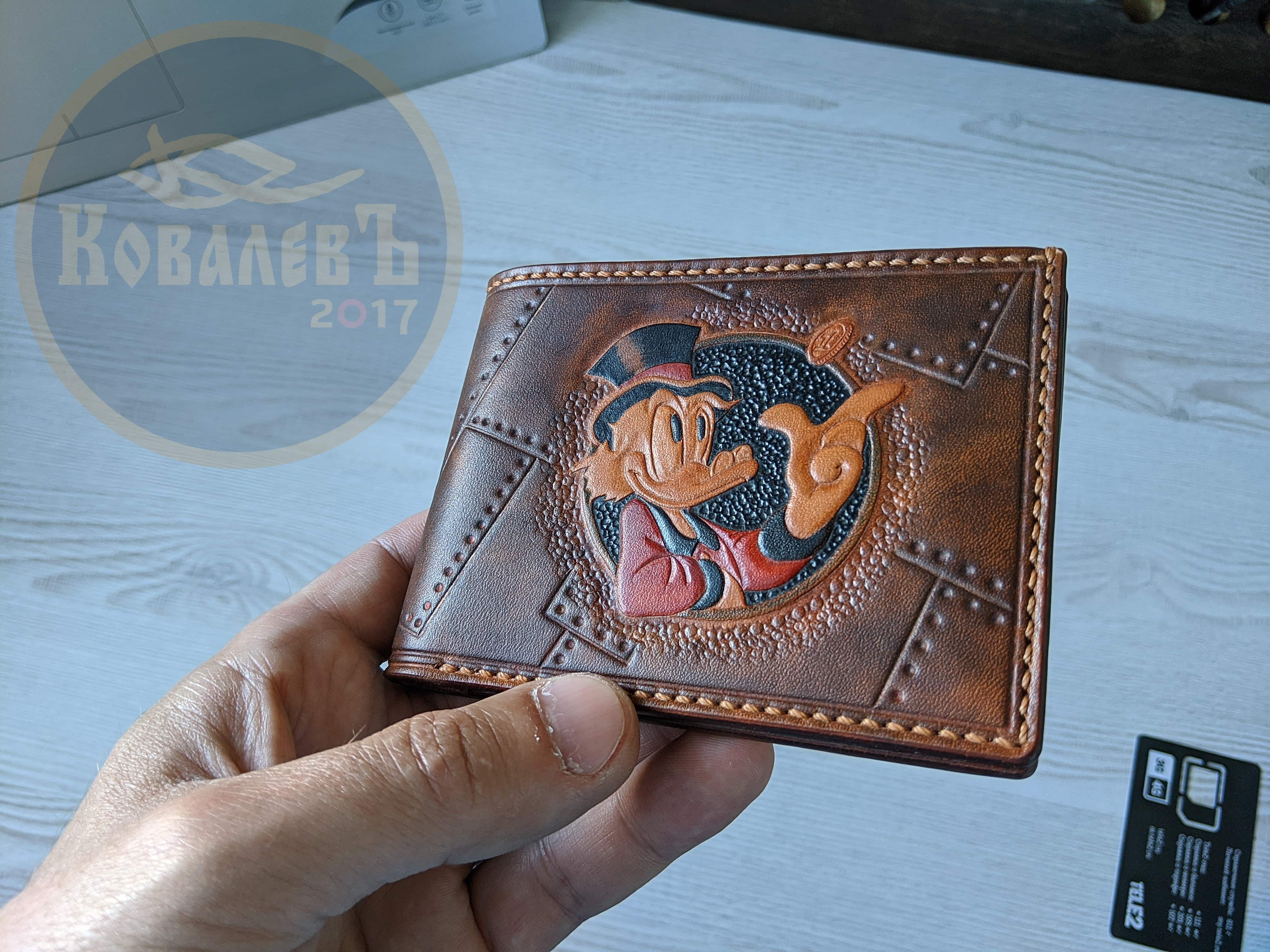 Кошелек из кожи растительного дубления с тиснением. смотреть онлайн