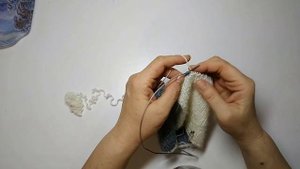 Жилет спицами с воротником.Жилет связан без швов сверху вниз . Платочная вязка трех цветов. Расчеты