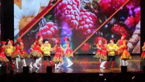 русский танец "Ягодка ты моя" в младшей группе.