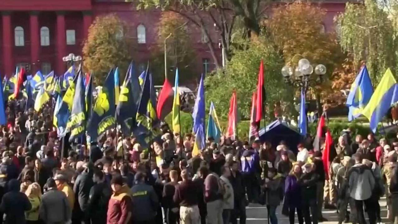 Украинские националисты прошли колоннами по центру Киева