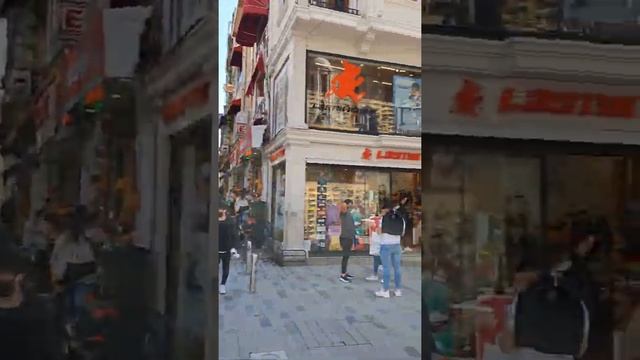 Стамбул, пешеходная туристичечкая улица Istiklal, 14 апреля 2021