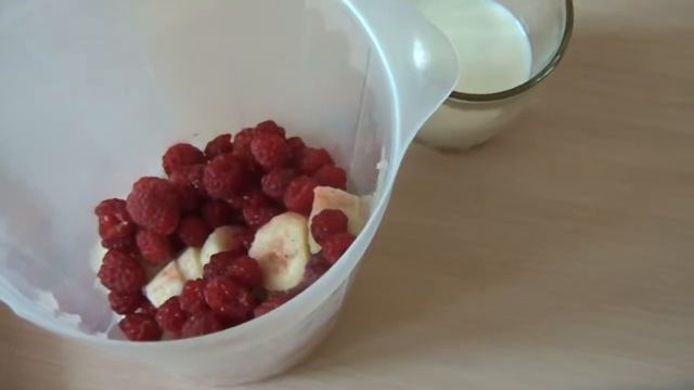 Освежающий смузи из малины с бананом. Очень простой и быстрый в приготовлении!
